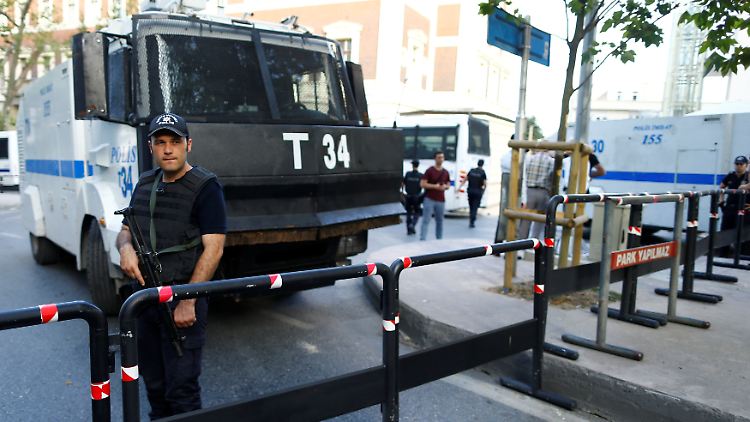 Türkische Bereitschaftspolizisten bewachen das deutsche Generalkonsulat in Istanbul.