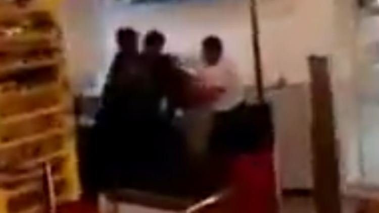 Videoaufnahmen zeigen den Vorfall - wie brutal die Männer mit dem Flüchtling umgingen, sorgte für Empörung.