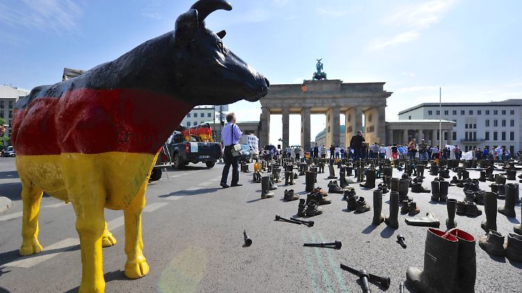 Protestaktion von Bauern vor dem Brandenburger Tor während des Milchgipfels im Landwirtschaftsministerium.