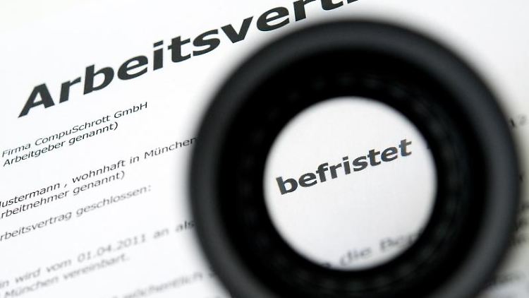 Nach dem Teilzeit- und Befristungsgesetz darf ein Arbeitgeber ohne Grund einen Arbeitnehmer höchstens zwei Jahre befristet beschäftigen.