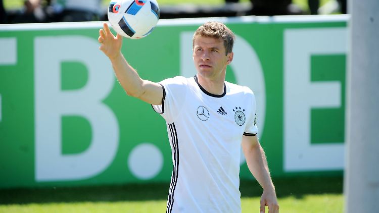 Er ist so beliebt, mit ihm würden die Deutschen sogar verreisen: Thomas Müller.