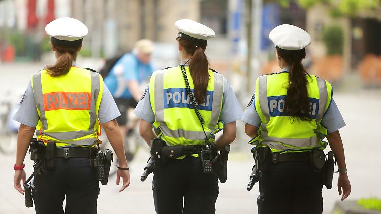 Polizistinnen patrouillieren auf der Rheinuferpromenade in Düsseldorf.
