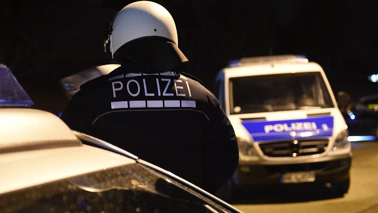 Bis zu 300 Personen gehen in einem hessischen Flüchtlingsheim aufeinander los. Erst die Polizei kann den Streit schlichten.