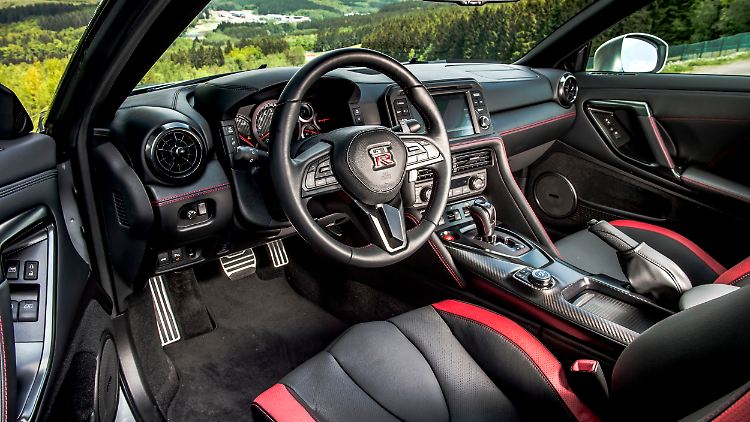 Im Innenraum wirkt der Nissan GT-R jetzt deutlich wertiger.