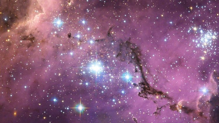 Mit einer Geschwindigkeit von mehr als 70 Kilometern pro Sekunden dehnt sich das Universum aus.