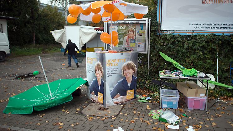 Schwer verletzt überlebt Henriette Reker das Attentat an einem Wahlstand in Köln.