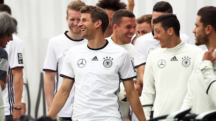 Gut gelaunt nach Gelsenkirchen: Thomas Müller, Lukas Podolski, Mesut Özil und Kollegen.