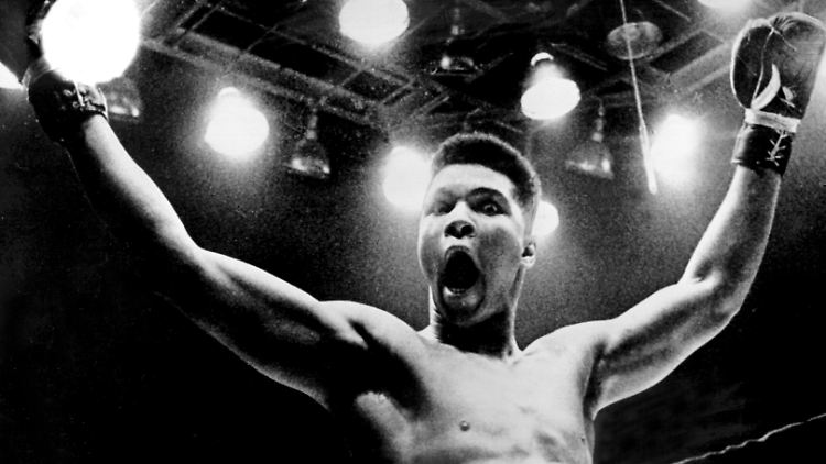In Siegerpose:  Cassius Clay alias Muhammad Ali in den 60er Jahren.