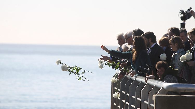 Erinnerung an die Opfer der Militärdiktatur: Steinmeier wirft weiße Rosen in den Fluß.