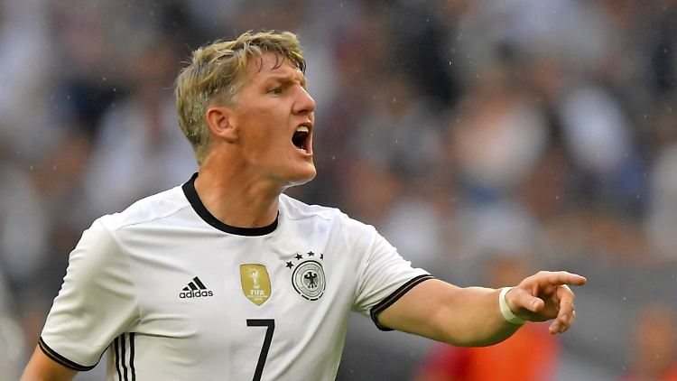 Der Löwe brüllt wieder: Kapitän Schweinsteiger nimmt am Spielgeschehen teil.