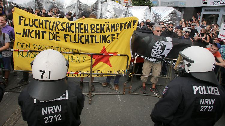 Rund 2500 Menschen waren zu einem Protestmarsch gegen Rechtsextreme nach Dortmund gekommen.