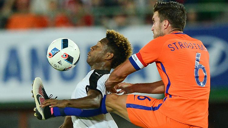 David Alaba, hier im Duell mit dem Niederländer Kevin Strootman, ist mit seiner österreichischen Nationalelf die EM-Generalprobe missglückt.