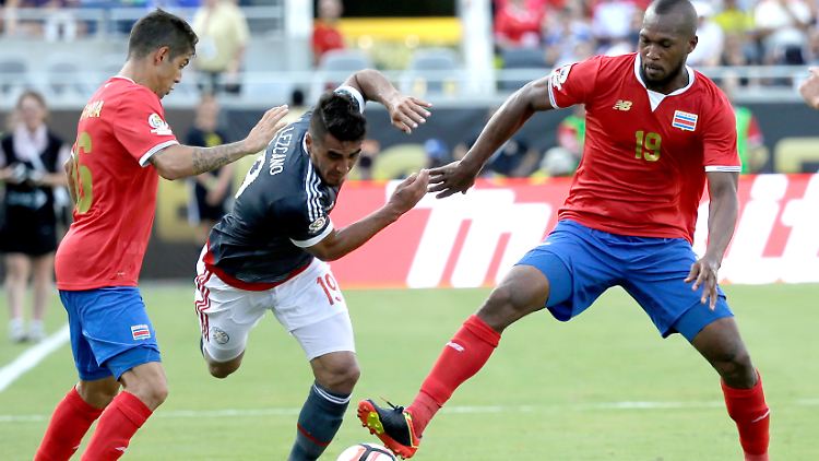 Dario Lezcano (m.) konnte sich mit seiner paraguayischen Nationalelf nicht gegen das Team von Costa Rica um Cristian Gamboa (l.) und Kendall Waston (r.) durchsetzen.