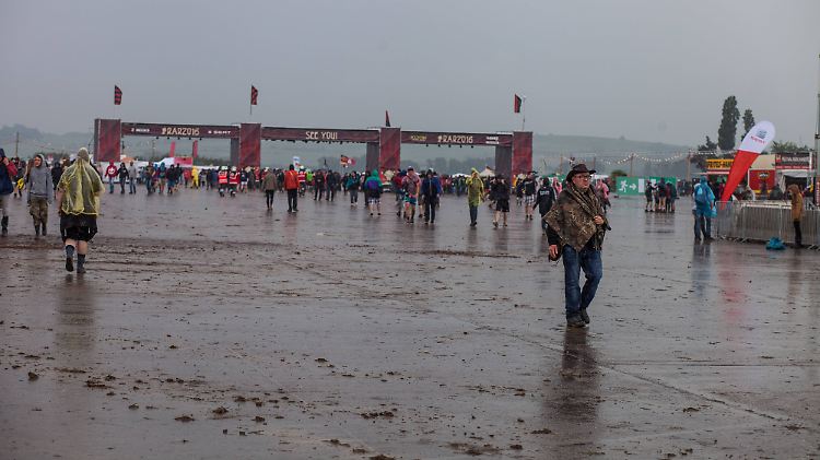 Nach nur zwei Tagen muss das Festival "Rock am Ring" vorzeitig wegen mehrerer Unwetter abgebrochen werden.