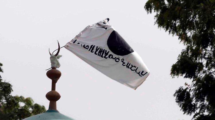 Eine Flagge der Boko Haram auf dem Dach einer Moschee in der nigerianischen Stadt Damasak.