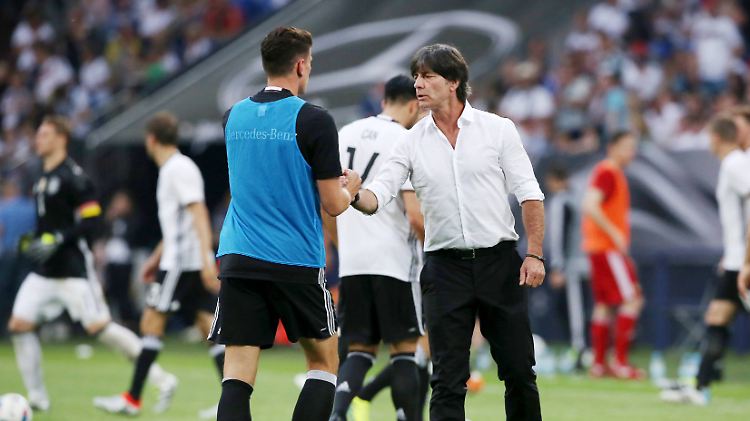 Wird er spielen? Joachim Löw spricht nach dem Spiel mit Mario Gomez.