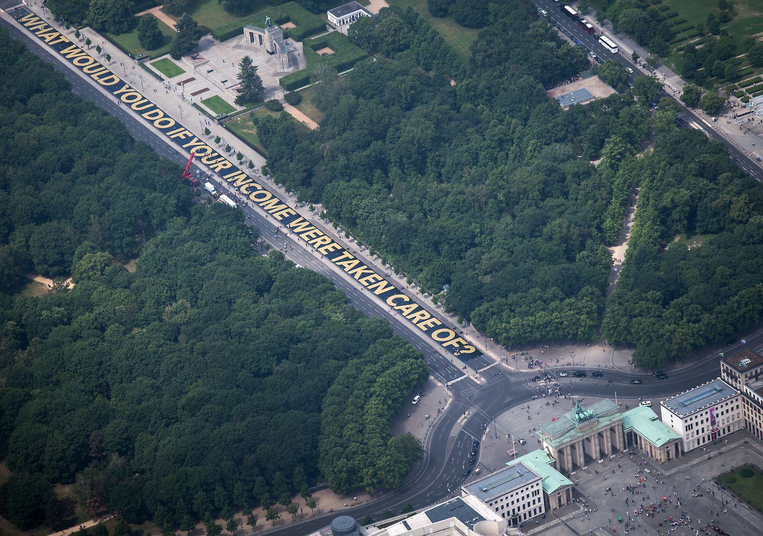 In der Hauptstadt gibt es immer etwas zu entdecken - auch von oben. Einen Überblick über die bekanntesten Sehenswürdigkeiten Berlins liefern diese neuen Luftaufnahmen: Hier ein Blick auf das Brandenburger Tor (r.), den Tiergarten, die Straße des 17. Juni und das Sowjetische Ehrenmal (oben l.)