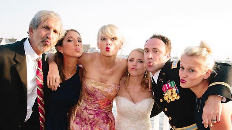 Ganz entspannt mischt sich Taylor Swift unter die Hochzeitsgesellschaft eines Fans.
