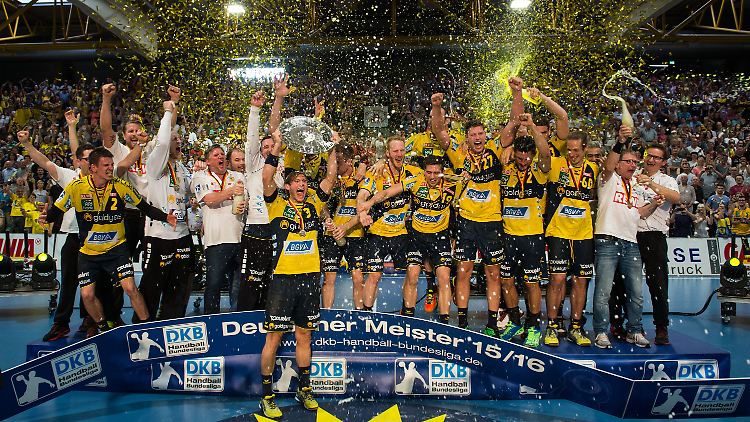 Die Rhein-Neckar Löwen feiern sich mit der Meisterschale.
