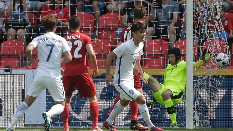 Petr Cech patzte beim ersten Treffer der Südkoreaner.