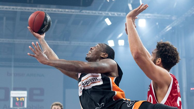 Raymar Morgan (8) und Elias Harris (20) im ersten Finale der Basketball-Playoffs.
