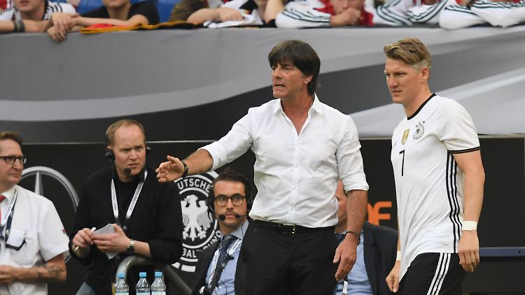 Joachim Löw setzt bei der EM auf Bastian Schweinsteiger; wenn auch nicht bei jedem Spiel.