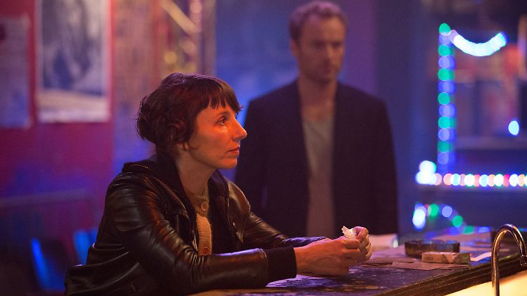 Nina Rubin (Meret Becker) und Robert Karow (Mark Waschke) ermitteln in einer Kneipe.