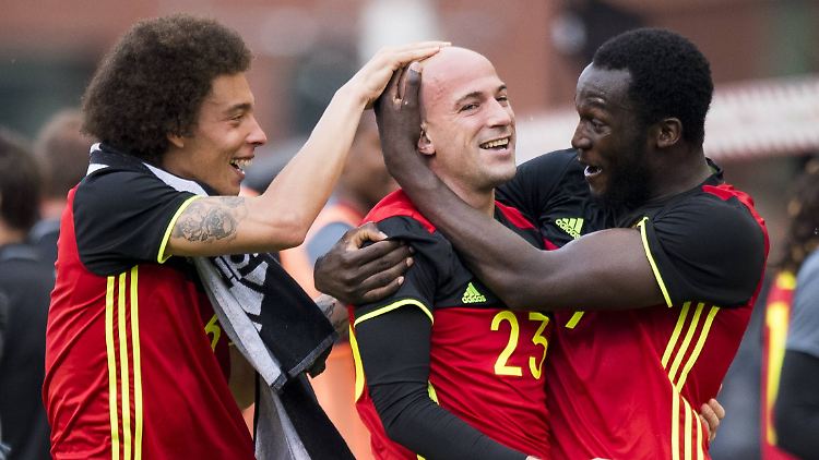 Mit seinem Kopfballtor macht Laurent Ciman (Mitte) den Sieg der Belgier perfekt.