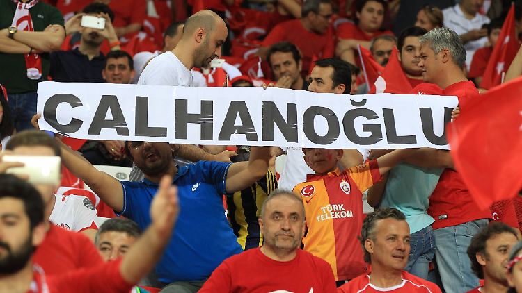 Hakan Calhanoglu ist bei den türkischen Fans sichtlich beliebt.