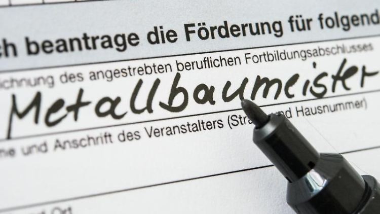 Generell muss die Fortbildungsmaßnahme mindestens 400 Unterrichtsstunden umfassen, um gefördert zu werden.