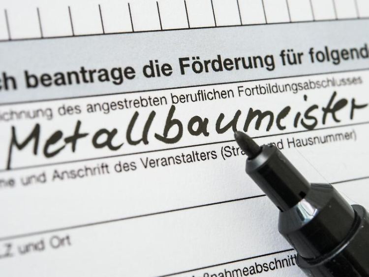 Meister-Bafög lohnt sich, um bestimmte Fortbildungen finanzieren zu können. Wer es rechtzeitig zum Beginn des Lehrgangs haben möchte, sollte drei bis vier Monate vorher den Antrag stellen.