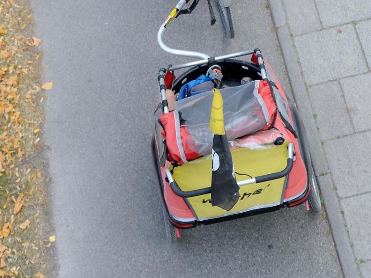 Gesicherte Gespannfahrer: In einem Anhänger sollten Kinder nur angeschnallt und mit Helm auf dem Kopf unterwegs sein.