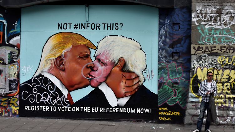 Ein Plakat wirbt mit dem US-Republikaner Donald Trump und dem Brexit-Befürworter Boris Johnson dafür, sich für das Referendum registrieren zu lassen.