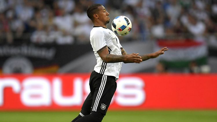 Steht meist dort, wo der Ball hinkommt: Jérôme Boateng. Und falls er bei der EM doch mal zur Notbremse greifen müsste, droht ihm nicht mehr zwingend ein Platzverweis.