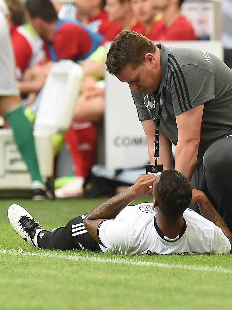 Bei der EM darf er sich nun bis zu 25 Sekunden auf dem Rasen behandeln lassen: Jérôme Boateng.