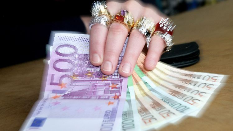 Der Satz für das Elterngeld liegt bei mindestens 300 und maximal 1800 Euro.