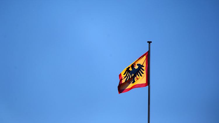 Der Präsident geht, seine Standarte bleibt.