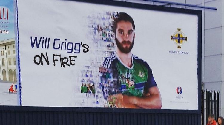 In der nordirischen Hauptstadt Belfast ist ein Plakat mit Will Grigg umgestalten worden.