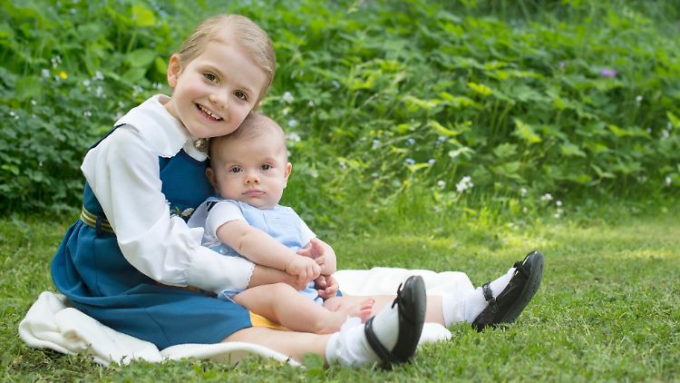 Zum Nationalfeiertag grüßt das schwedische Königshaus mit neuen Fotos von Prinzessin Estelle und Prinz Oscar.
