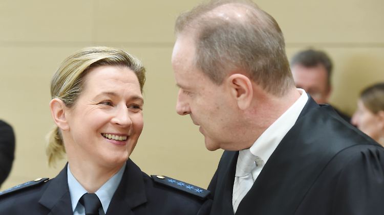 Pechstein mit ihrem Anwalt. Die Sportlerin hat hunderttausende Euro in den Prozess investiert.  