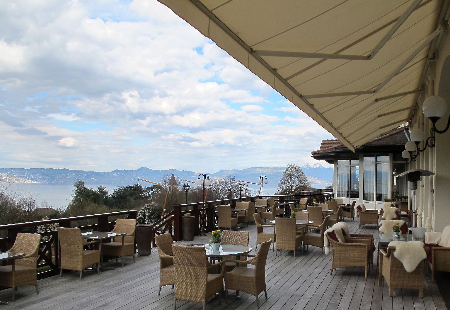 Der Rasen auf dem Golfplatz ist in bestem Zustand, das Alpenpanorama beeindruckend, der Blick vom Balkon auf den Genfer See traumhaft. 