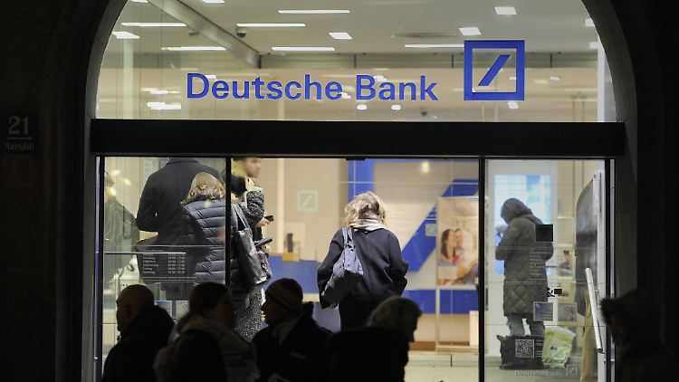 In den meisten Deutsche-Bank-Filialen wird es Scheine  nur noch aus dem Geldautomaten geben.