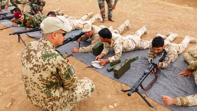 Bundeswehrsoldaten weisen kurdische Peschmerga in die Handhabung des Maschinengewehres (MG3) ein.