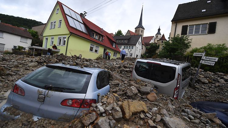 Eine Woche nach dem Unwetter laufen die Aufräumarbeiten in dem schwer getroffenen Ort Braunsbach.