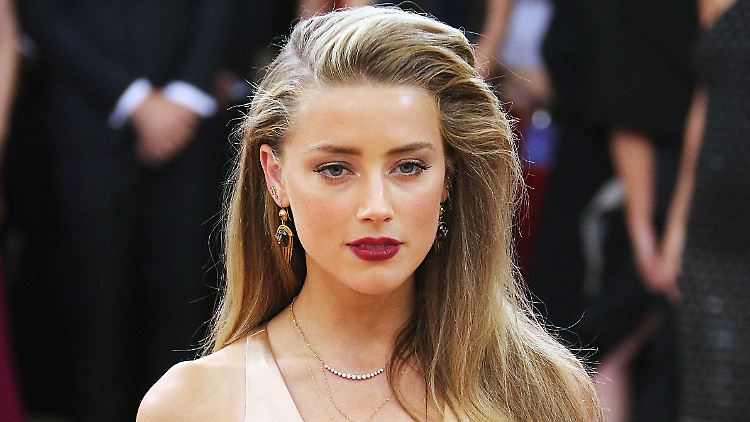 Amber Heard hat die Scheidung von Johnny Depp eingereicht. Er soll ihr gegenüber gewalttätig geworden sein.