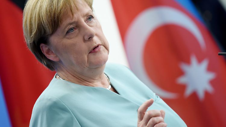 Bundeskanzlerin Angela Merkel war nach den Vorwürfen Erdogans von Opposionspolitikern zu einer scharfen Reaktion aufgefordert worden.