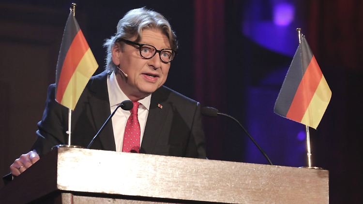 So könnte ein Bundespräsident Freiwald aussehen (Szene aus einer TV-Show zum 65. Geburtstag von Thomas Gottschalk im Mai 2015).
