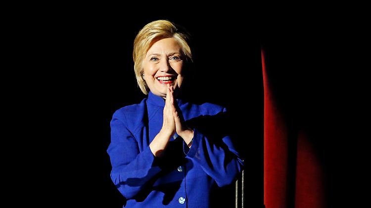 Hochrechnungen amerikanischer Medien zufolge ist Clinton die Nominierung der Demokraten nicht mehr zu nehmen.