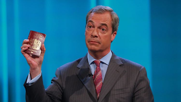 Ein Bild für die Wähler: Ukip-Chef Farage und sein Pass.