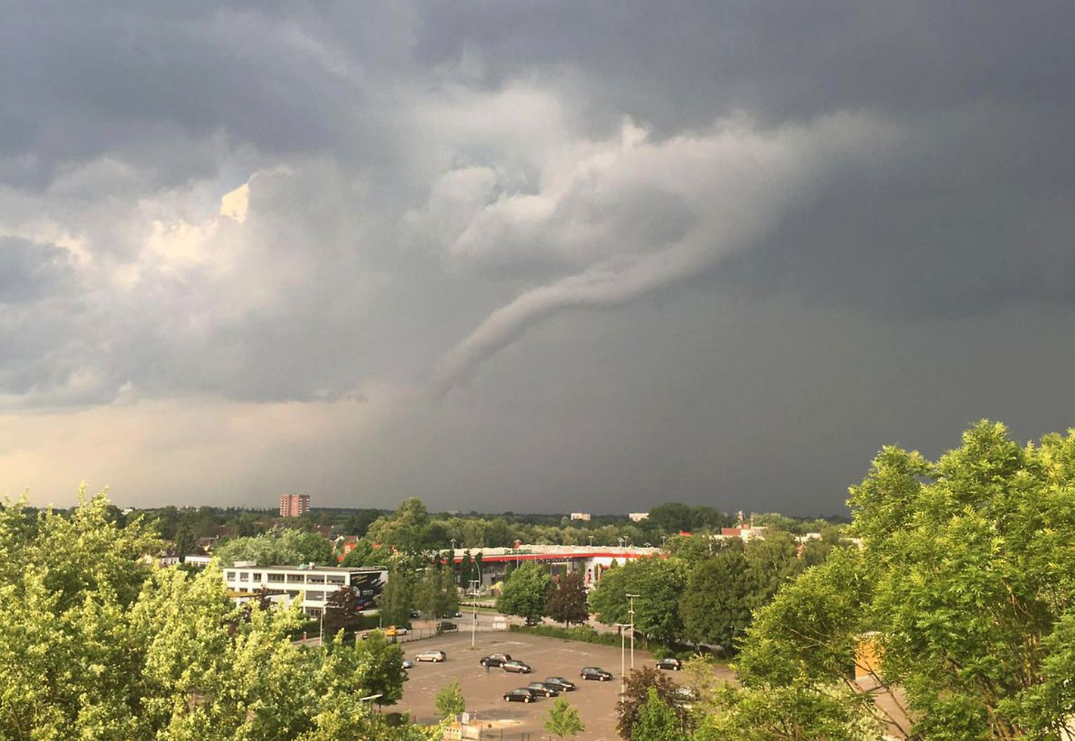 Die Natur lässt Deutschland weiter ihre ganze Kraft spüren. Ein Tornado fegte am Dienstagabend über Hamburg hinweg und hinterließ schwere Schäden. Die Feuerwehr löste Großalarm aus.